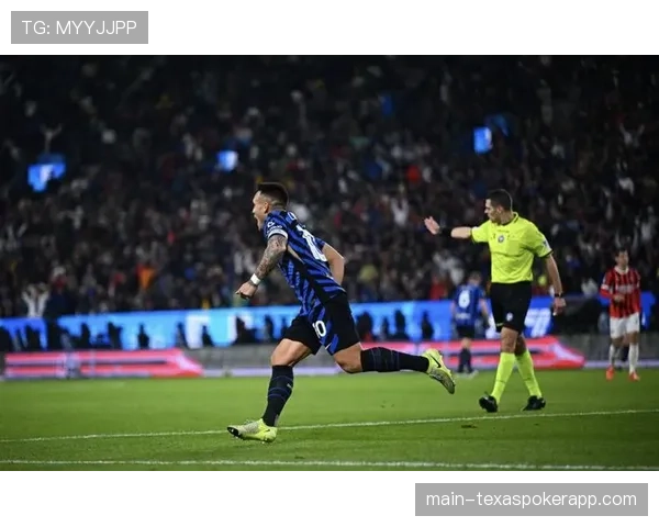 瞬间：莱奥突破造点后与恰尔汗奥卢发生争执，双方队员迅速介入